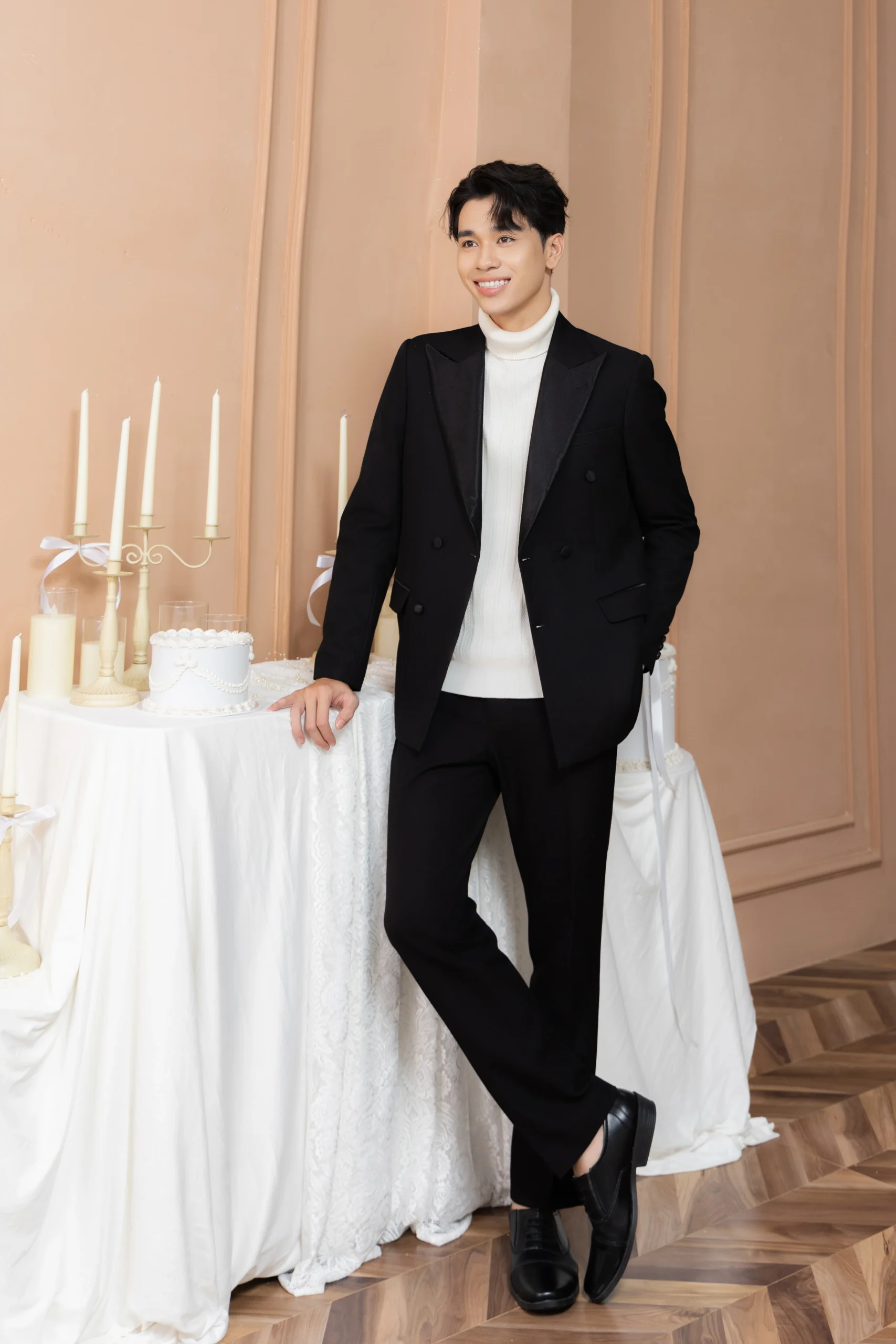 VEST CƯỚI ĐEN PHỐI CỔ LỌ – PHONG CÁCH CHÚ RỂ HIỆN ĐẠI | HUDU BRIDAL