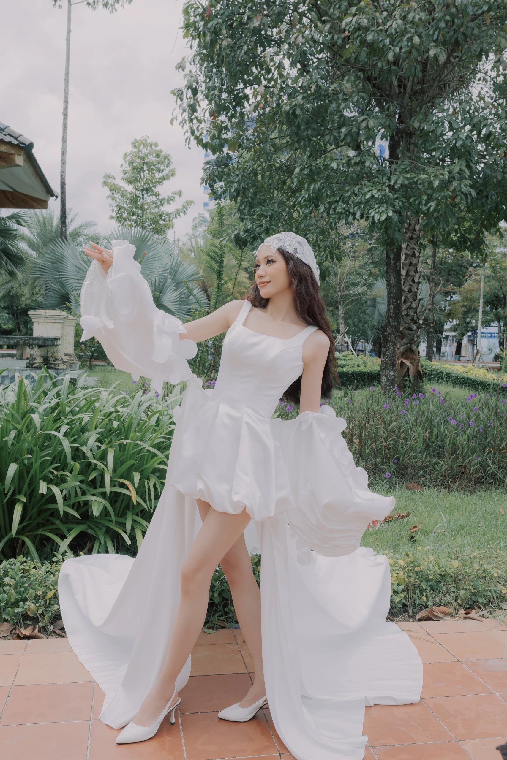 Váy Cưới Ngắn Satin Trơn – Vẻ Đẹp Thanh Lịch Tối Giản Cho Cô Dâu Thời Đại Mới