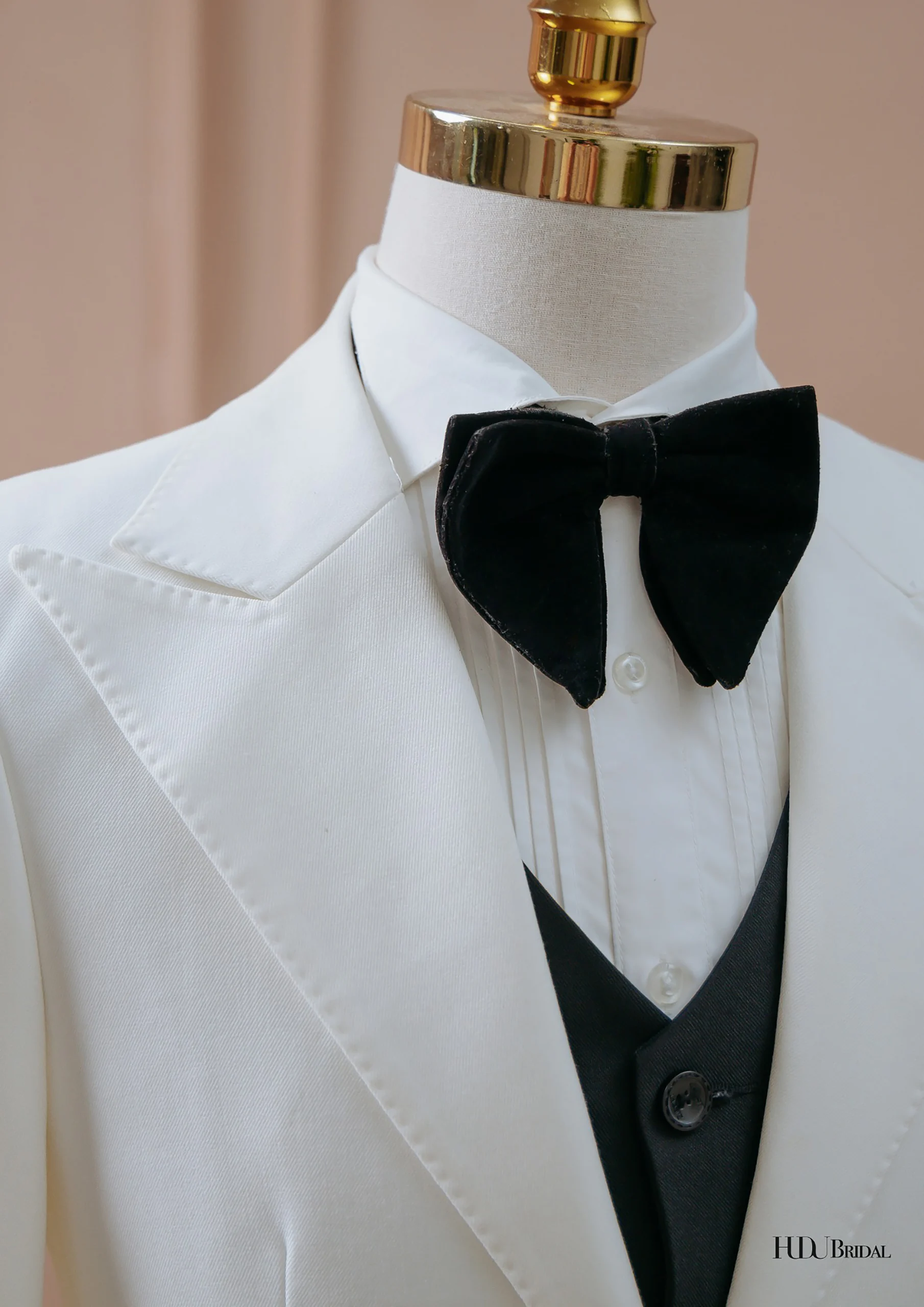VEST TRẮNG CHÚ RỂ – BÍ QUYẾT TỎA SÁNG LỊCH LÃM