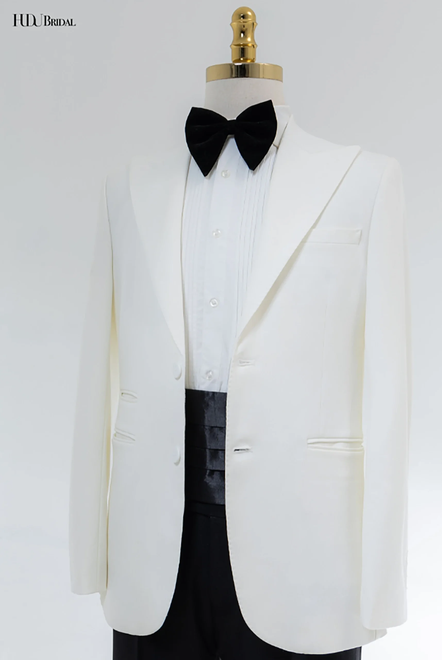 Tuxedo lịch lãm trong từng đường nét – Mang đến sự hoàn hảo cho chú rể.