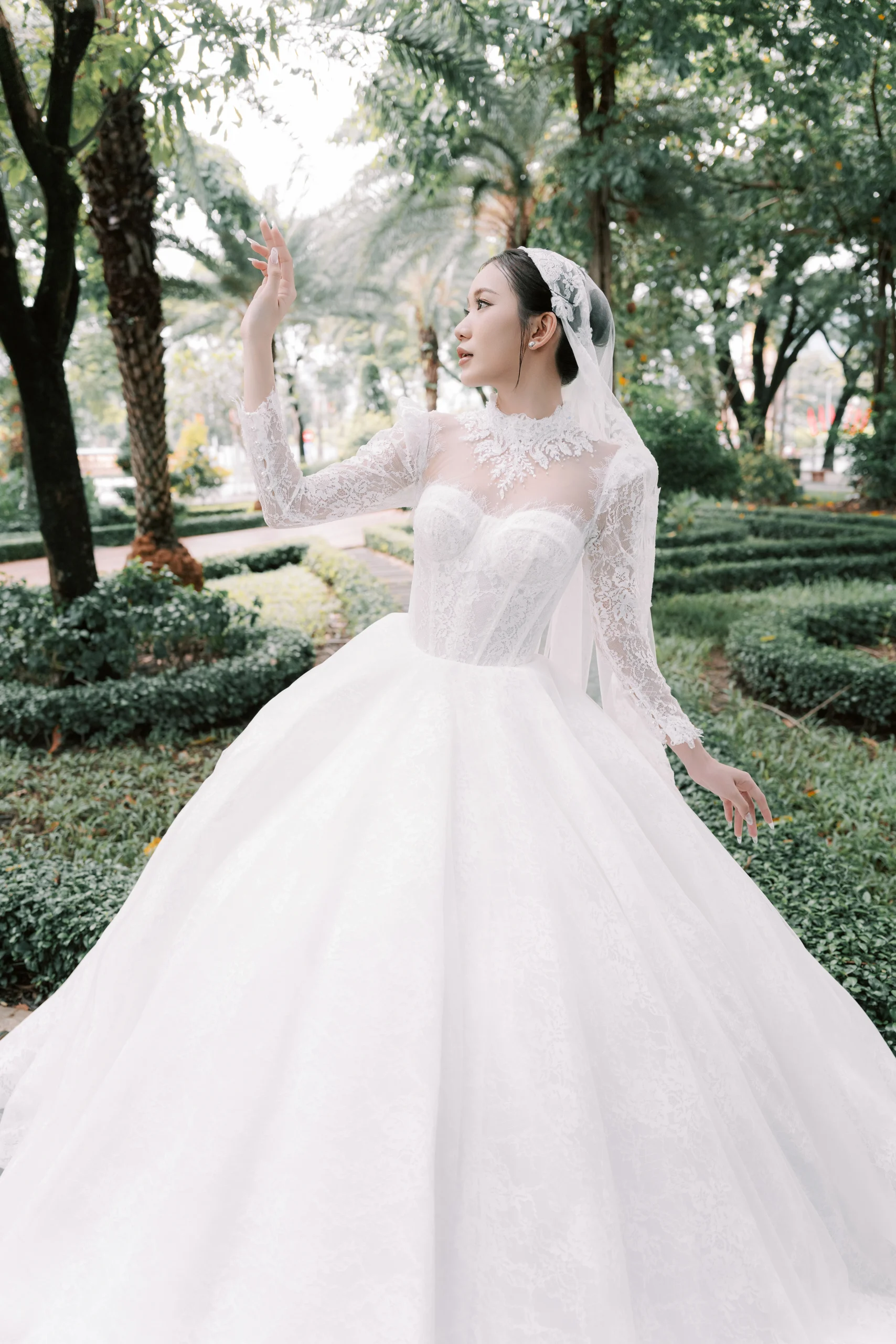 Váy Cưới Tay Dài Cổ Điển – Sang Trọng và Kín Đáo Cho Cô Dâu Thanh Lịch